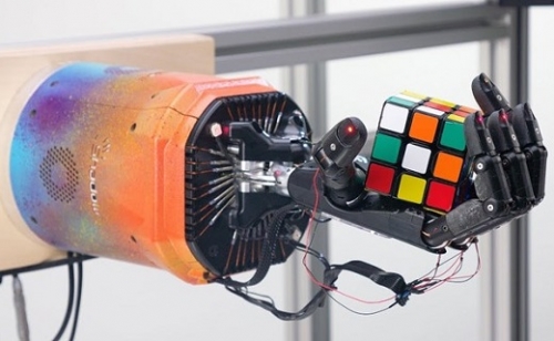 Van itt egy robotkéz, amely kirakta a Rubik-kockát