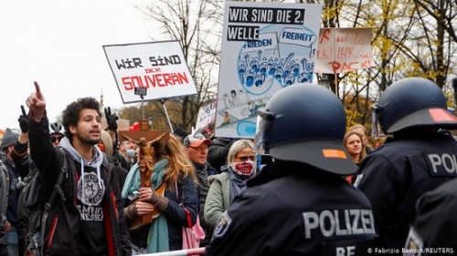 A járványügyi szigorítások ellen tüntettek Berlinben