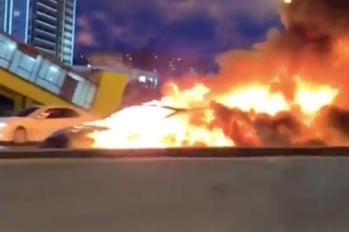Karambolozott és felrobbant egy Tesla Moszkvában