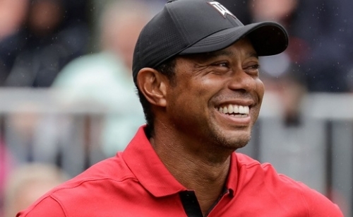 Tiger Woods elindul a Genesisen