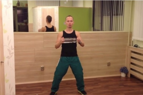 Hasizom erősítése vizes flakonnal