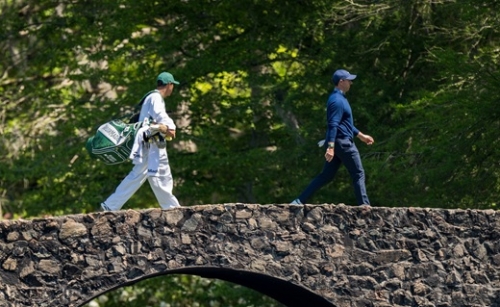 Bombaformával üzent a címvédő a Masters nyitónapján