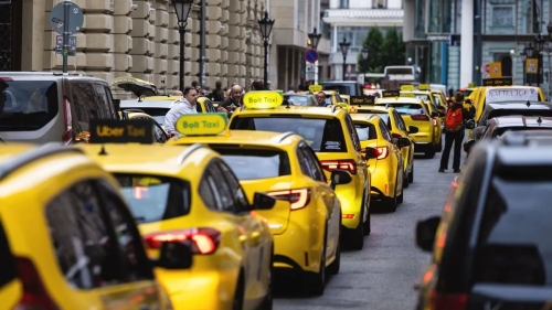 Hétvégétől drágább lesz taxival utazni