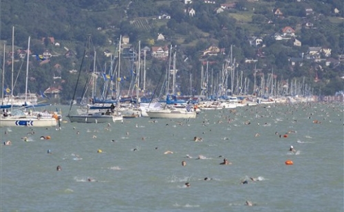 Több mint tízezren vettek részt a Balaton-átúszáson