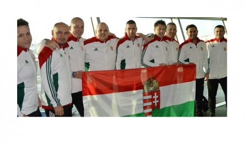 Majdnem teljes a csapat, de hol vannak a bőröndök?