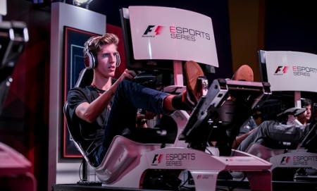 Heti ötven órát készül a legjobban kereső magyar e-sportoló