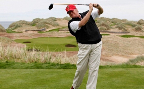 Trump Skóciában golfozott, miközben tüntetők tiltakoztak a látogatása ellen