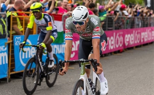 Giro: Van der Poel nyerte a nyitóetapot