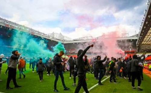 Elfoglalták a szurkolók a Manchester United stadionját