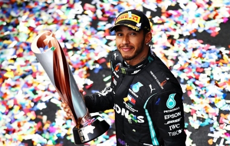 Lewis Hamiltont pénteken lovaggá ütik