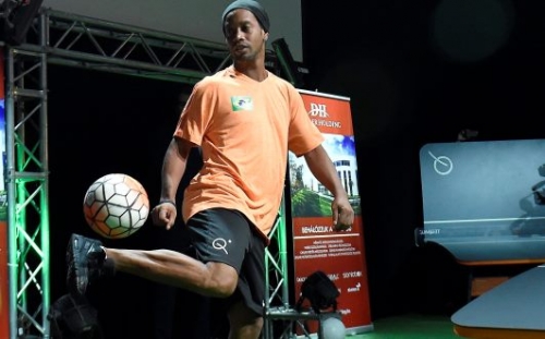 Ronaldinho a Teqball arca