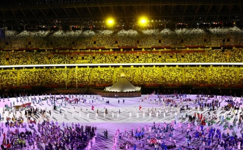 Nagyszabású műsorral és üres lelátókkal nyílt meg a tokiói olimpia