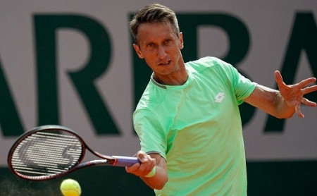 Sztahovszkij gépfegyverre cseréli a teniszütőt