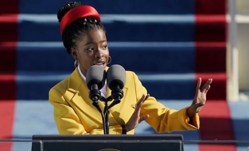 Az első költő, aki fellépett a Super Bowlon