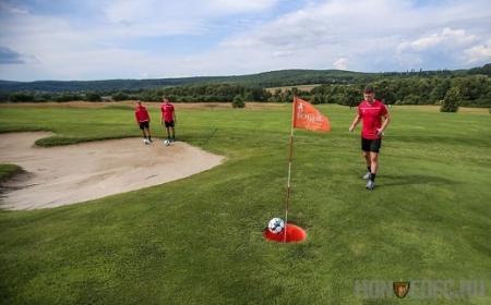 Távolban egy fehér labda