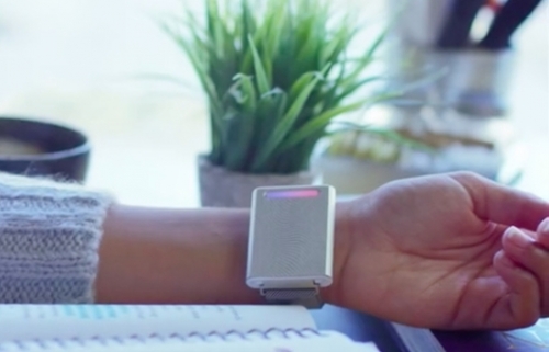 Itt van minden fázós ember álma: a csuklón viselhető "radiátor"