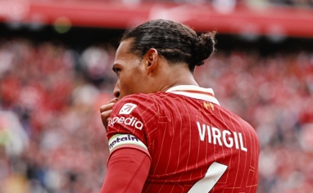 Van Dijk is marad a Liverpoolnál
