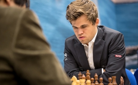 14 millió forintért kelt el a sakk-nagymester farmergatyája