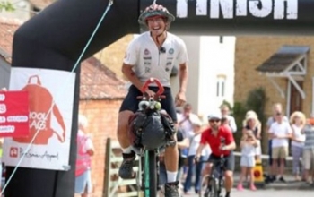 Először tekerték körbe a Földet egy keréken