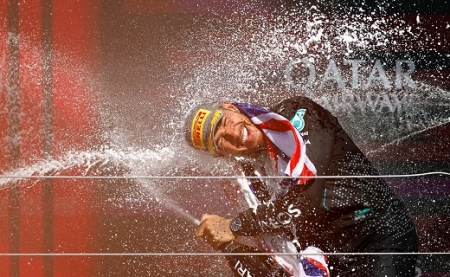 Hamilton diadalmaskodott saját közönsége előtt