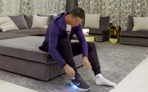 A Nike megcsinálta a magát befűző cipőt!